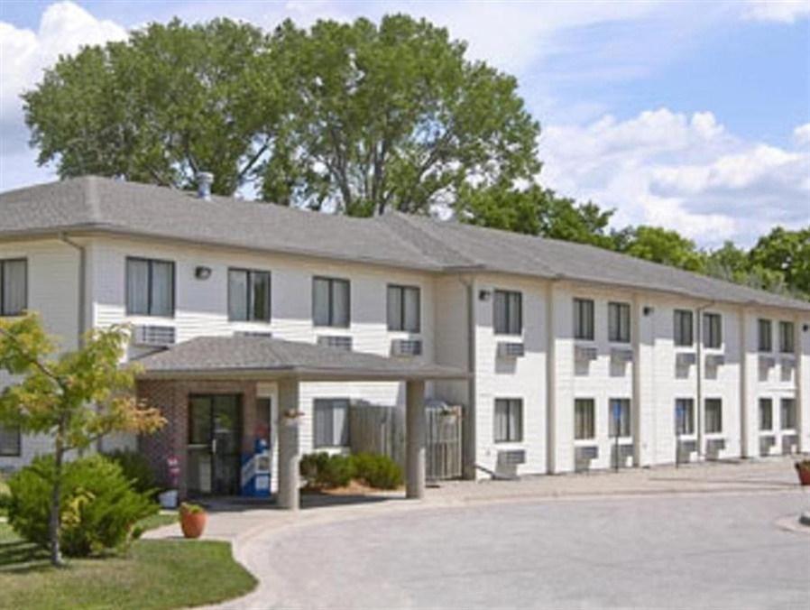 Super 8 By Wyndham Blair Hotel Exterior photo